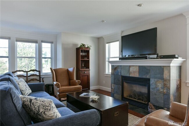 Building Photo - Stunning 3 Bed 2.5 Bath Home in Fremont