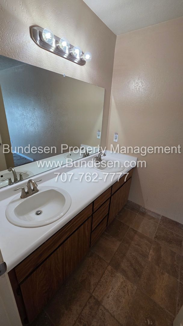 Building Photo - Charming Condo in Plum Tree Subdivision - ...