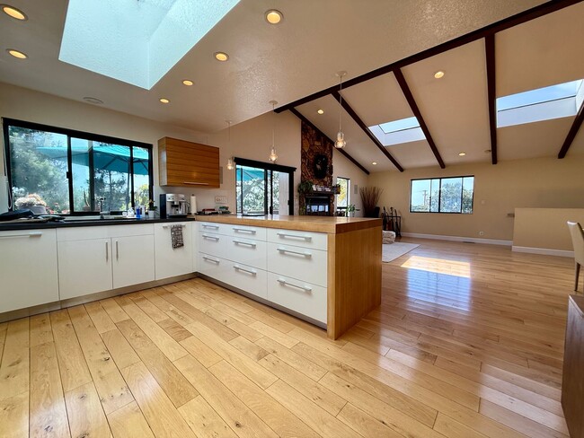 Building Photo - Unique 4 Bedroom House with OCEAN VIEWS in Sunset Cliffs! Fully Furnished! 6 Month Lease Term!
