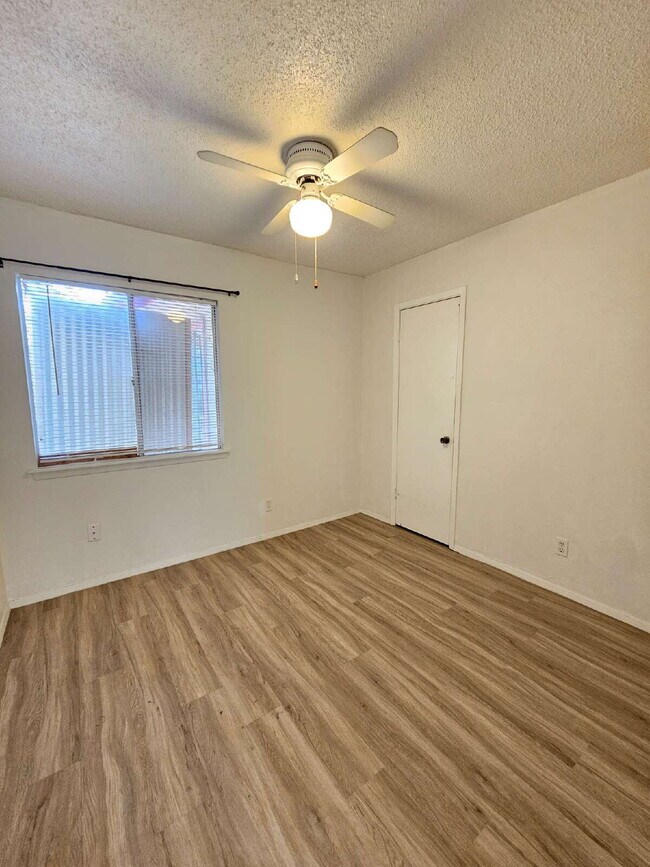Building Photo - 2 bed/1 bath duplex with flex room- 2 WEEK...