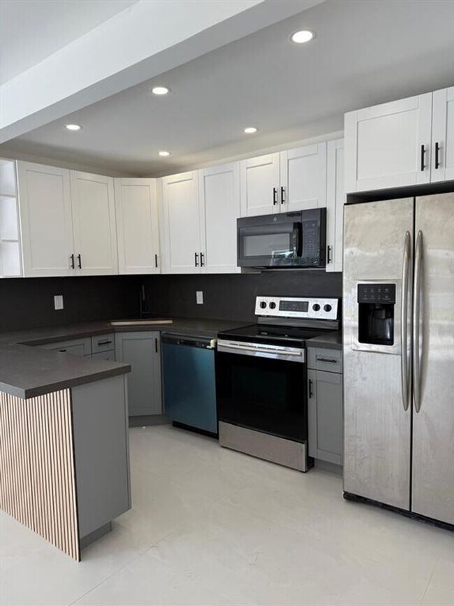 Building Photo - 1054-1058 SW 2nd Street 1056, Hallandale Beach, FL 33009