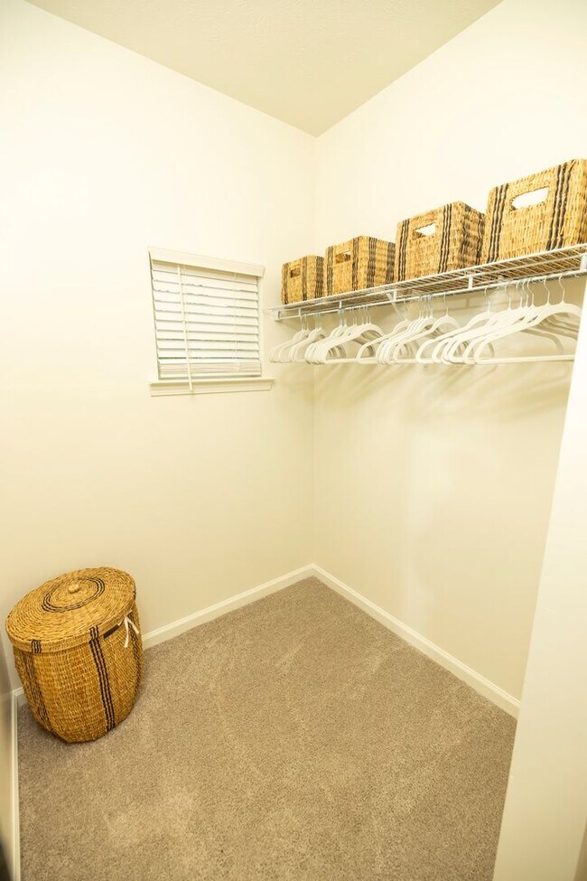 Building Photo - Beautiful 3 bed 3.5 bath Condo