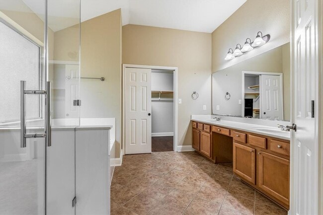 Building Photo - 601 12 Oaks Ln