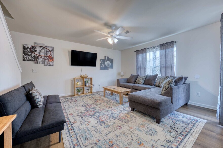 Building Photo - 765 Compass Trl