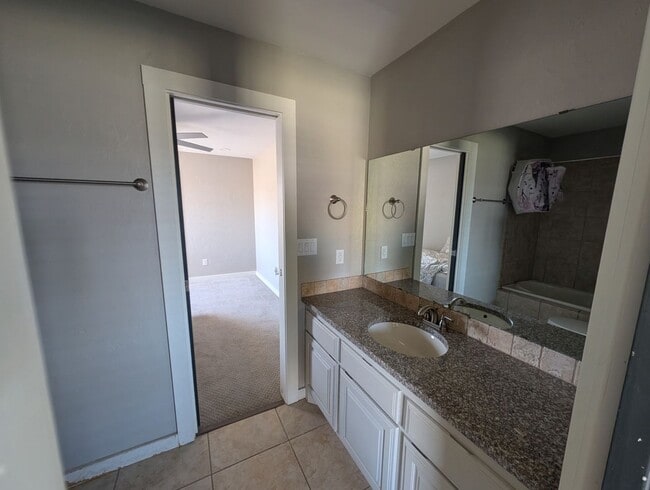 Building Photo - 1001 Hummingbird Dr.