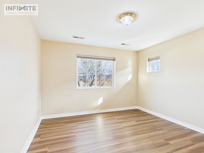 Building Photo - Bright & Updated 2 Bedroom Condo with Mountain Views – Available Now!