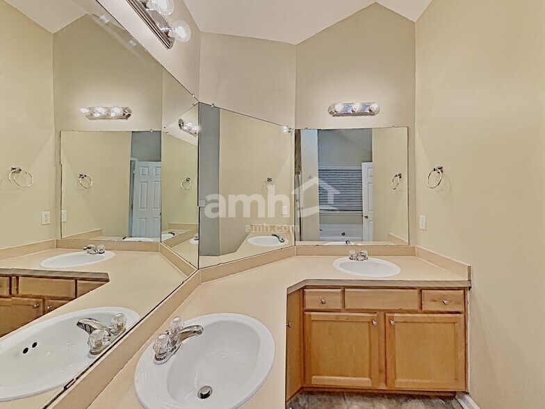 Building Photo - 466 Camella Cir