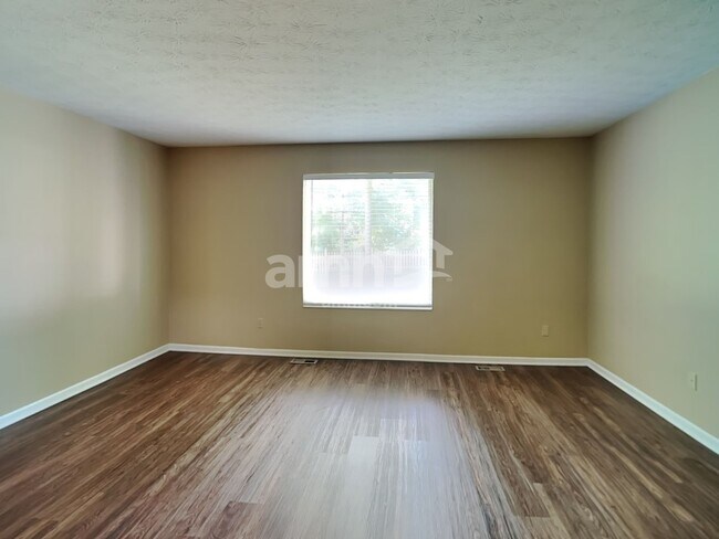 Building Photo - 545 Foxglove Ct