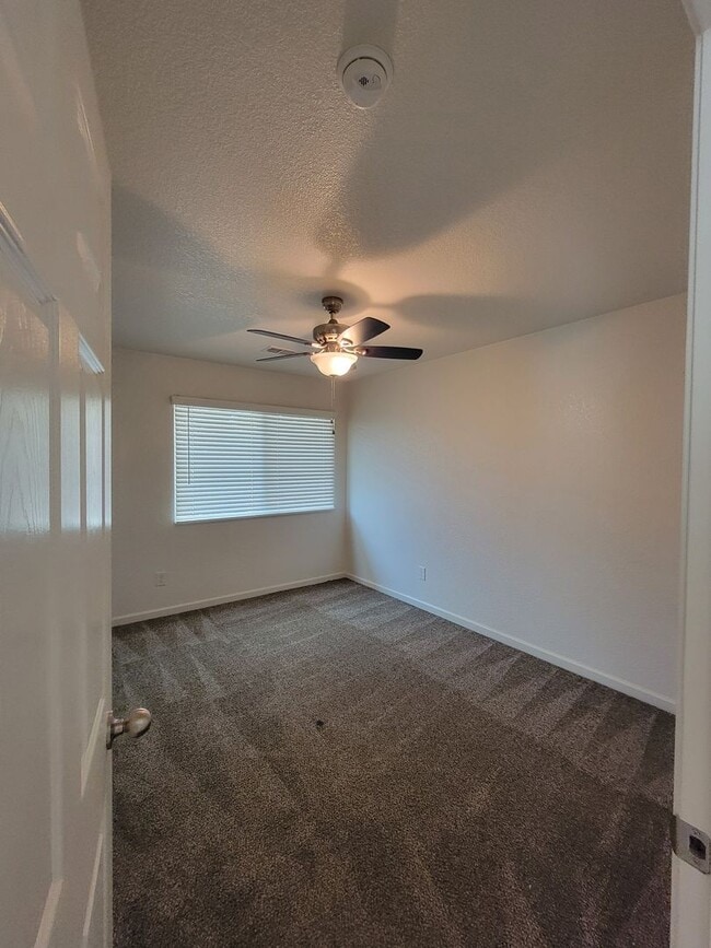 Building Photo - Beautiful 3 Bedroom 2 Bathroom Home in SW Visalia!