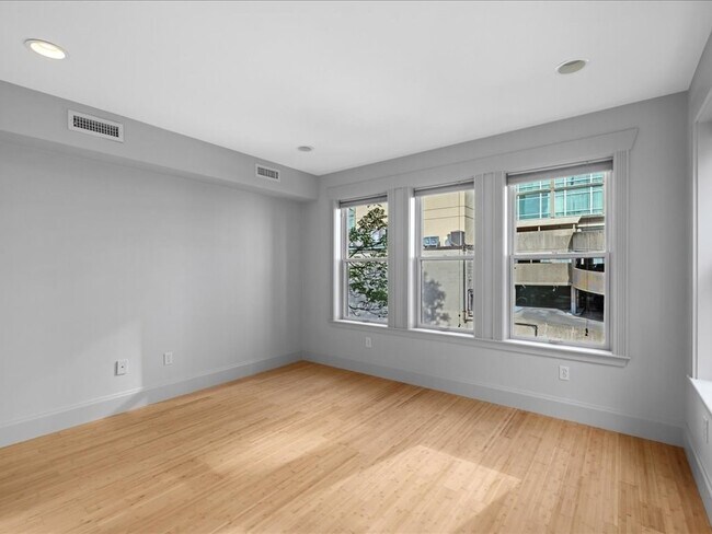 Building Photo - 81 Saint Botolph St