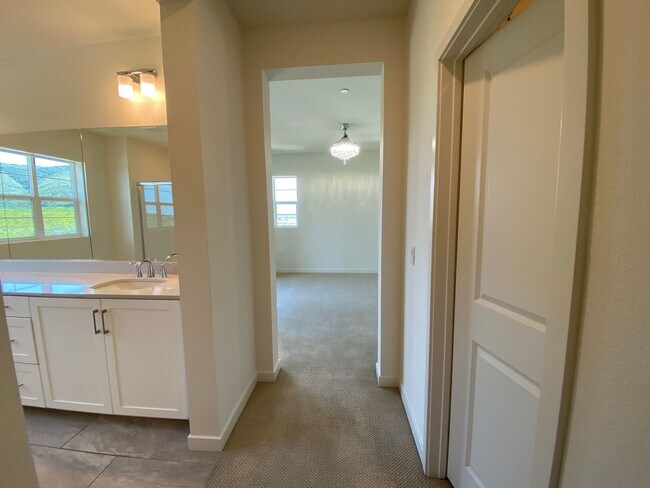 Building Photo - 3 bedroom 2.5 home with Canyon view in San Marcos!