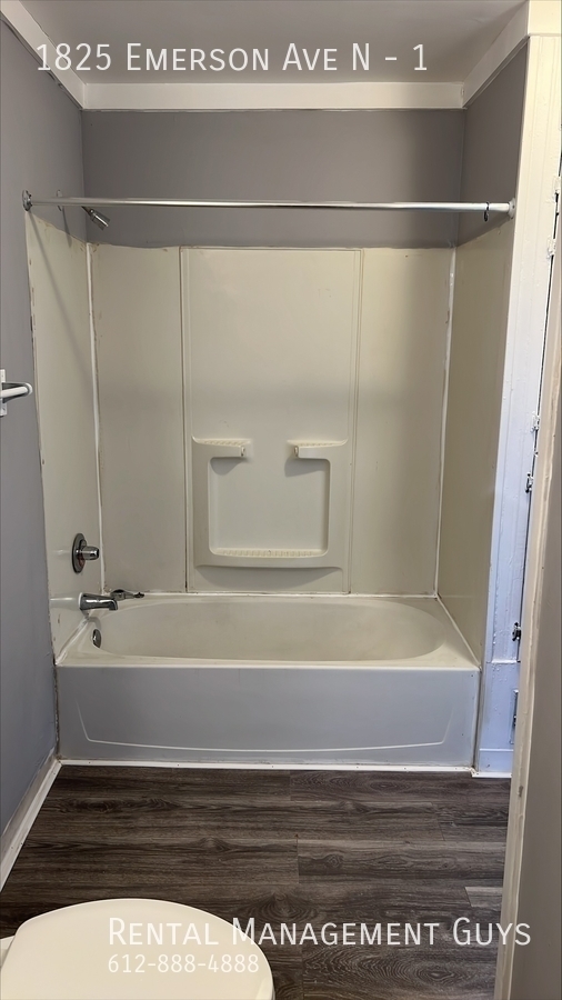 Building Photo - Ready to Rent 3 Bedroom Duplex! Fenced in ...