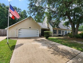 Building Photo - Charming Scenic Home with Spacious Yard - ...