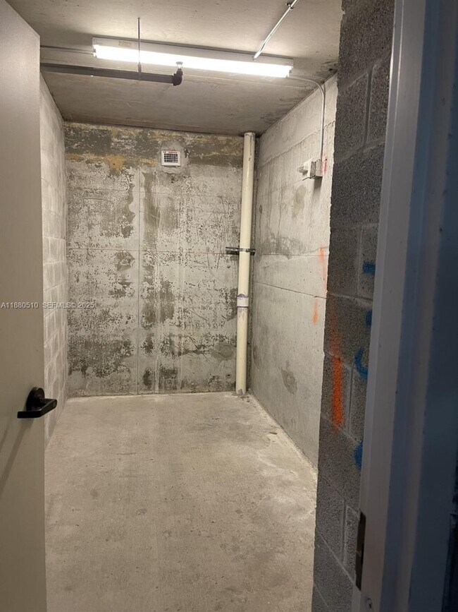 Building Photo - 888 Douglas Rd