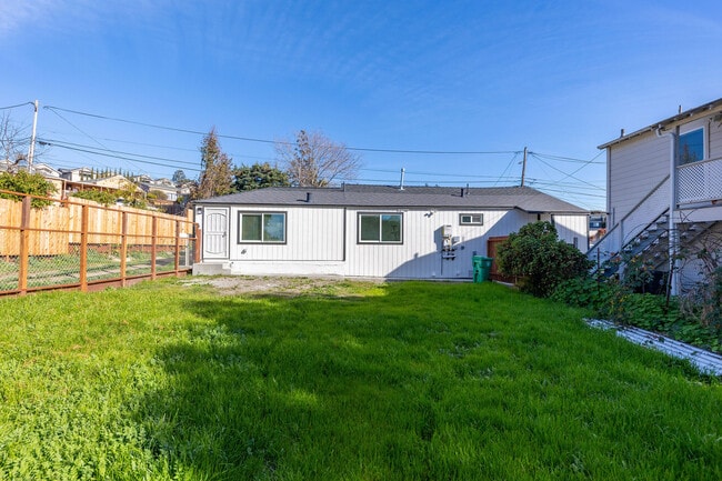 Building Photo - 1671 Mono Ave