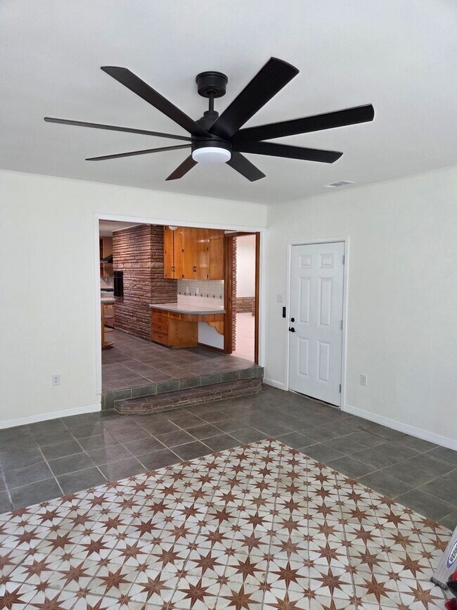 Building Photo - Travis Heights