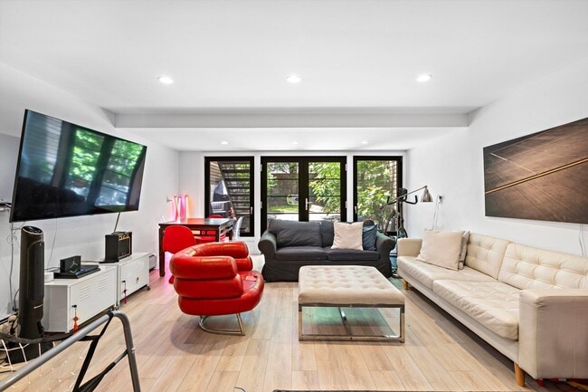 Building Photo - 634 Garden St