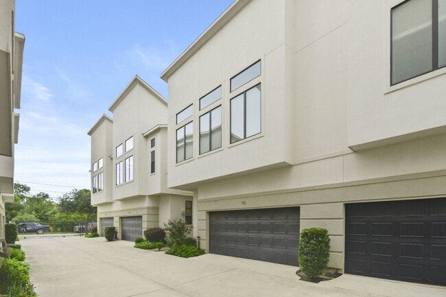 Building Photo - Modern Living in the Heart of the East End