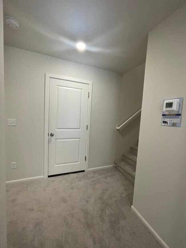 Building Photo - 4 bedrooms + BONUS ROOM And 2.5 baths Tumw...