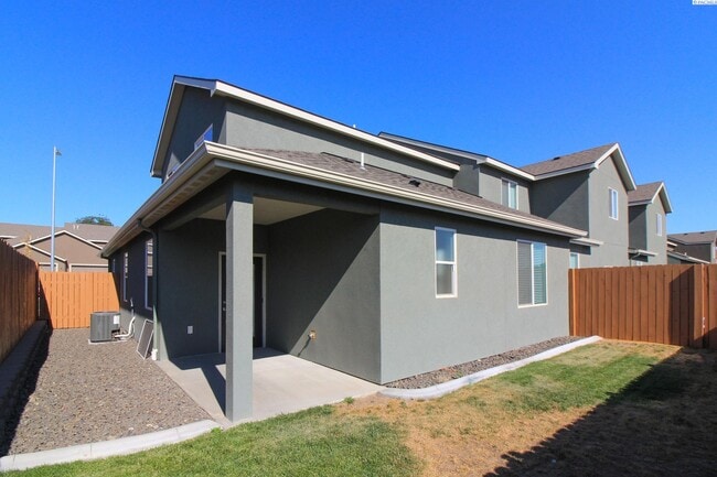 Building Photo - 3 Bed/2.5 Bath Townhouse in Kennewick