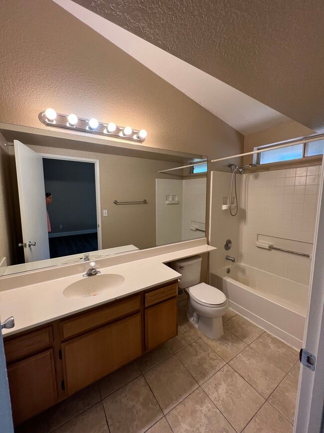 Building Photo - $2495.00 - GREAT NEIGHBORS - CENTRAL TO GR...