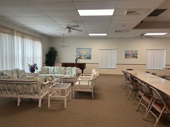 Building Photo - 2/2 Villa in Clearwater - 55+ Community