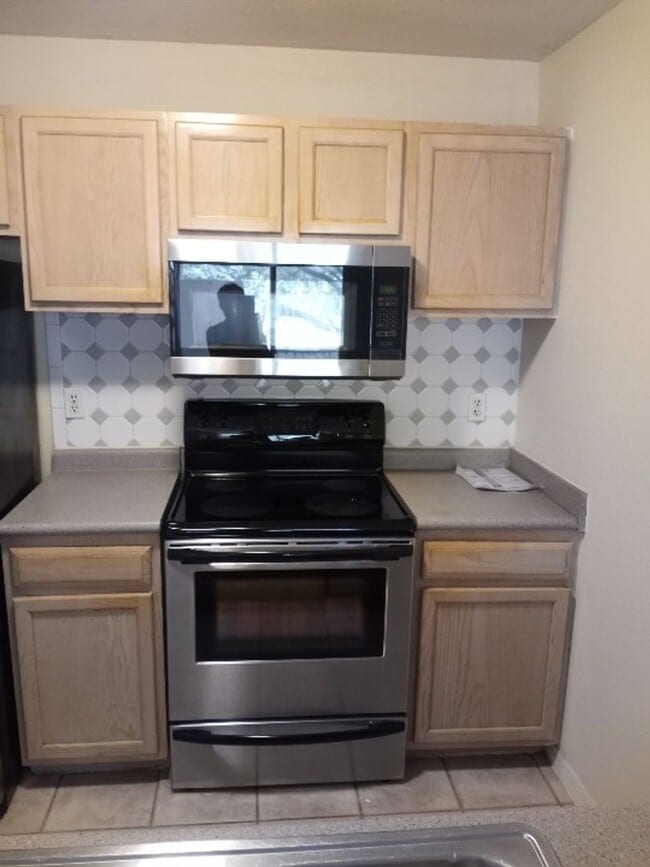 Building Photo - 8939 Latrec Ave