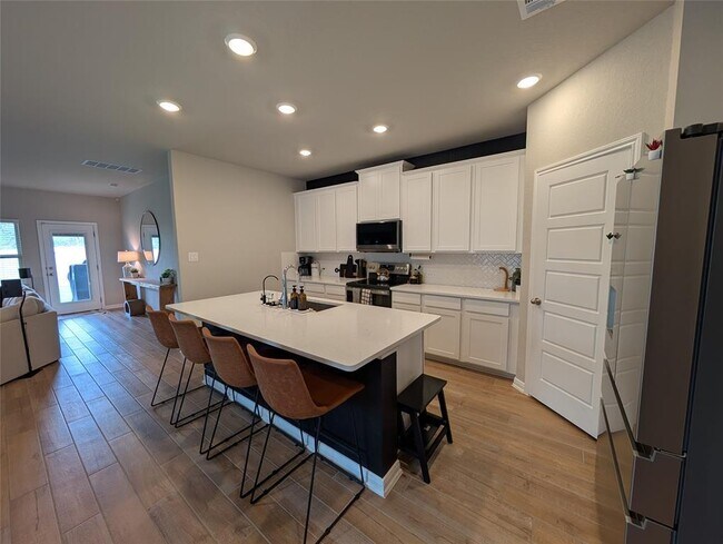 Building Photo - 3030 Charyn Wy