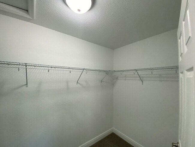 Building Photo - Desirable SW Ocala Neighborhood 4/2/2 *WON'T LAST*