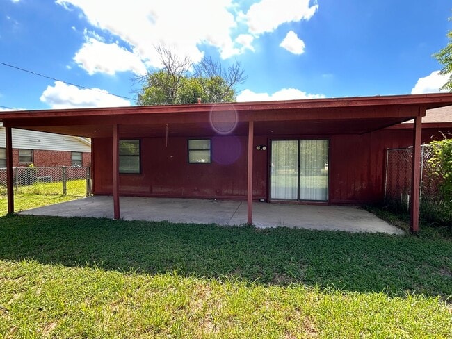 Building Photo - 2303 Daisy Dr