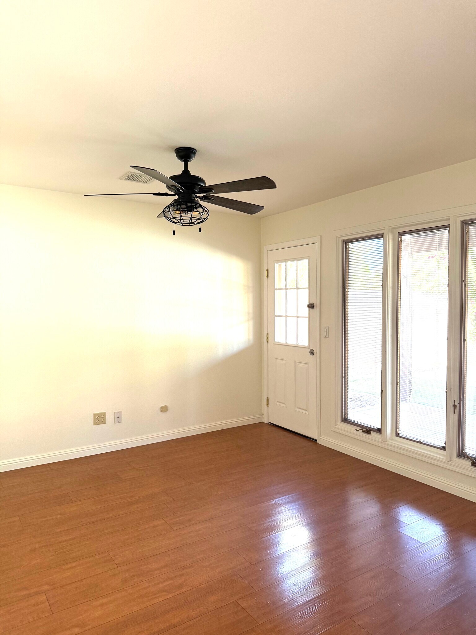 Bonus room off of kitchen. Office, playroom or entertainment space - 8315 S Taylor Dr