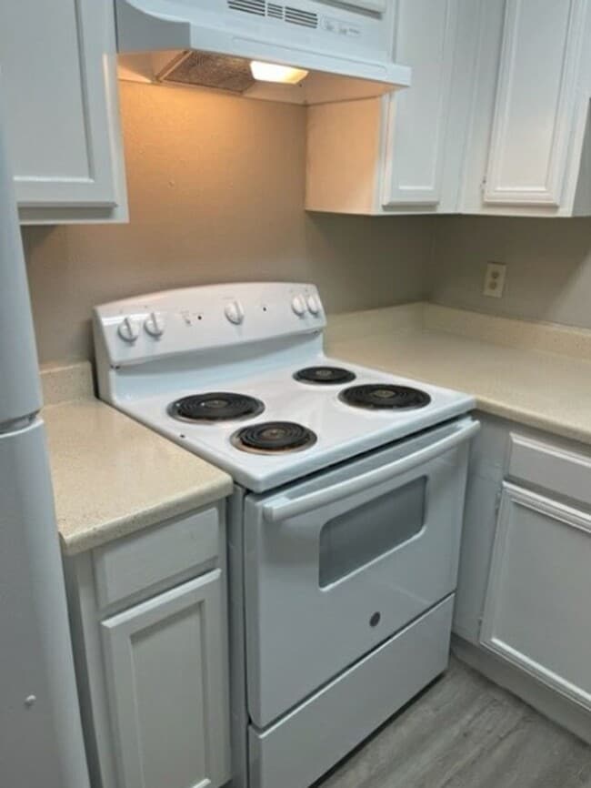 Building Photo - Charming Split-Level First-Floor Unit with...