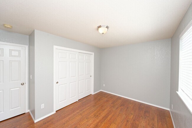 Building Photo - 4 Bedroom Home