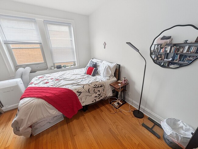 Building Photo - Spacious 1 BR - New Renovation Near the Lake on Quiet Block!