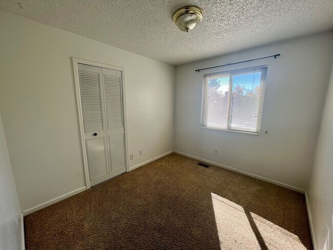 Building Photo - Spacious 3bed, 2.5 bath, Willow Park House in Aurora