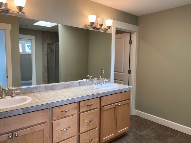 Building Photo - 3 Bedroom Townhome at The Vineyard