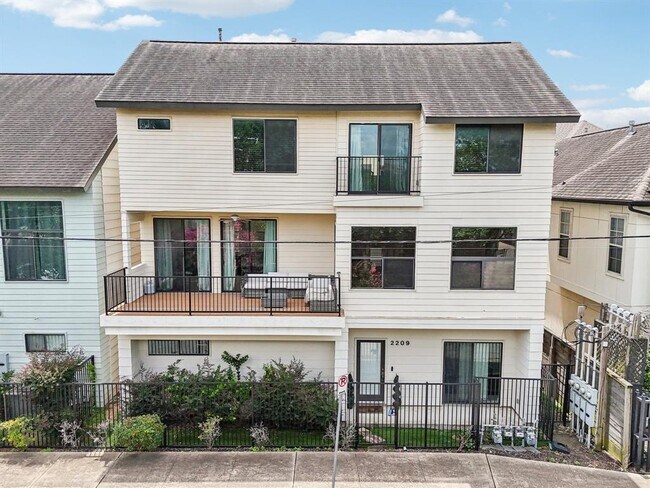 Building Photo - 2209 Bastrop St