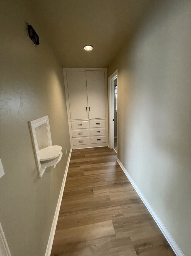 Building Photo - 3 Bed, 1 Bath Home with Large Corner Lot