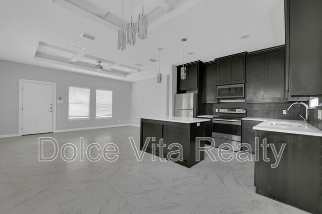 Building Photo - 1012 E la Cantera Ave