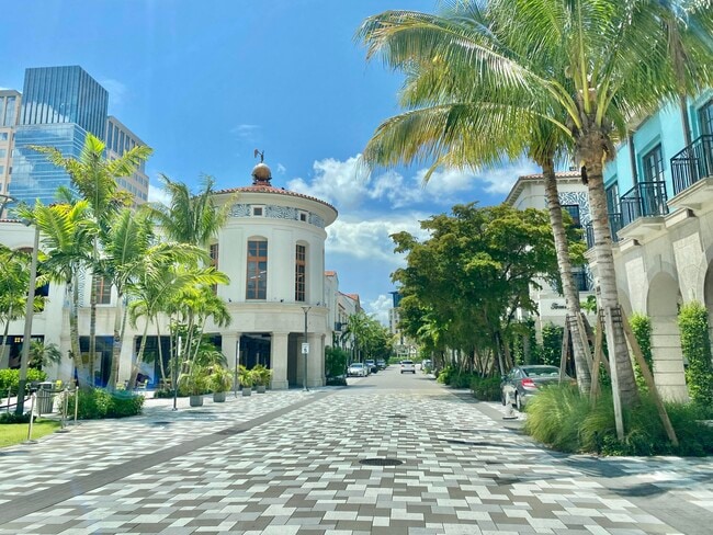 Building Photo - 720 S Sapodilla Ave