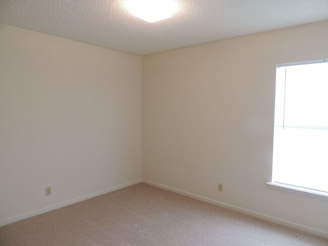 Building Photo - Great 3/2 on southside