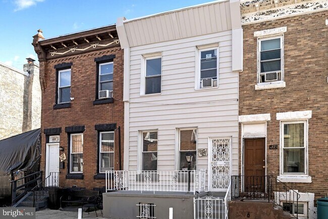 Building Photo - 2423 N Myrtlewood St