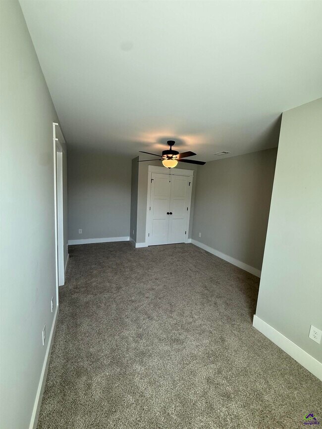 Building Photo - 221 Perth Ct