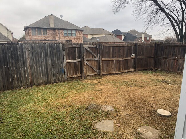 Building Photo - Half Duplex in The Colony!!