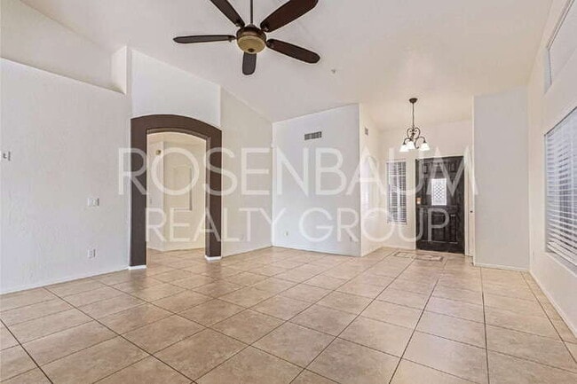 Building Photo - Gorgeous 3-bedrooms, 2-baths home in the d...