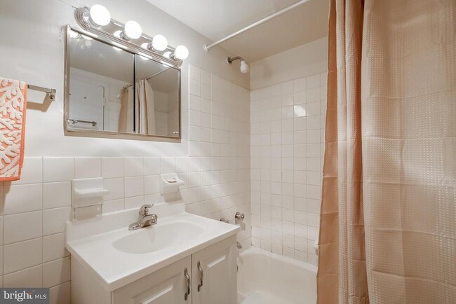 Building Photo - 224-30 W Rittenhouse Square