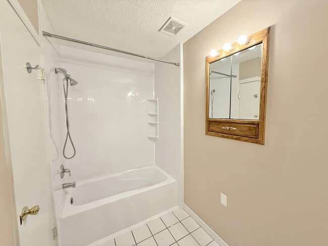 Building Photo - 2-Bedroom Quadplex