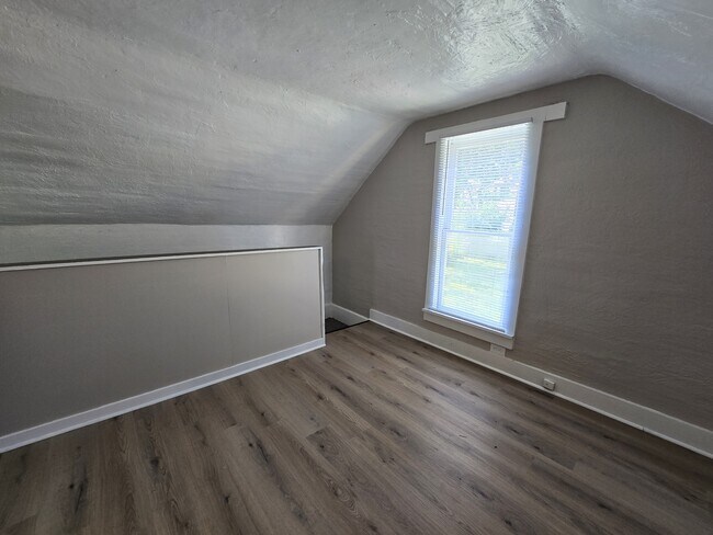 Building Photo - 740 W 11th St