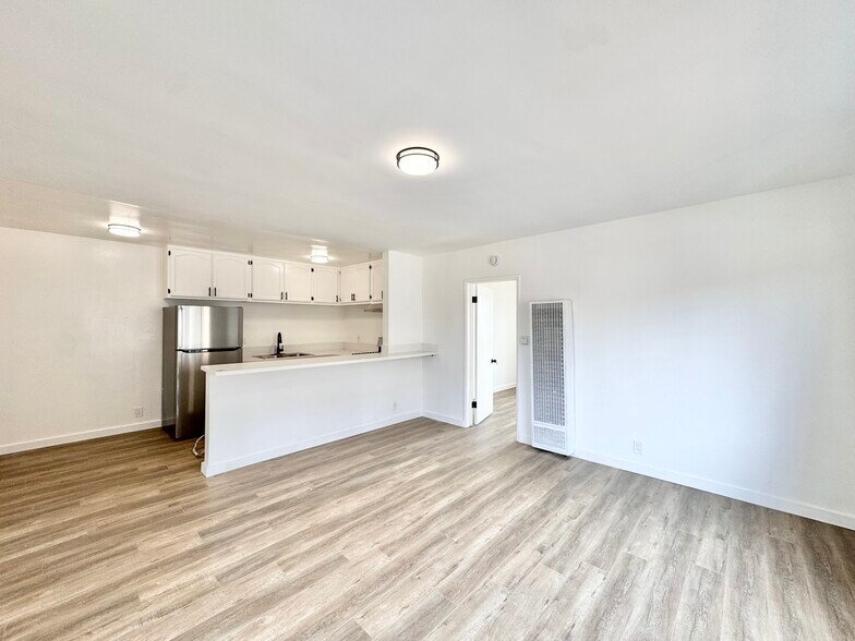 Building Photo - 716 W 81st St