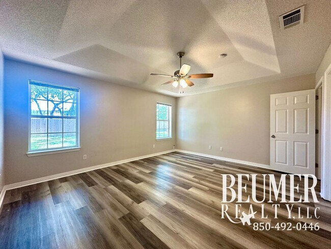 Building Photo - Home nestled in in W. Pensacola minutes fr...